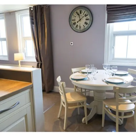 Blue Horizon At The Helaina スカーバラ