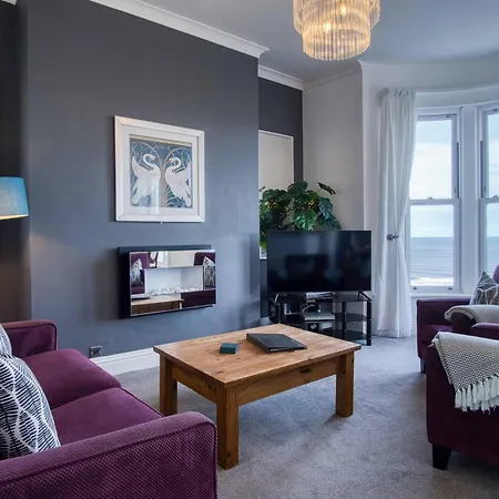 Blue Horizon At The Helaina * スカーバラ