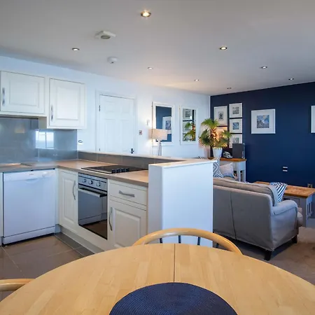 Blue Horizon At The Helaina * Σκάρμπορο